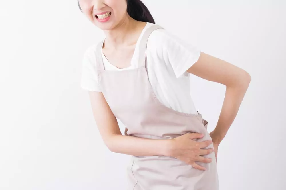 腰に激痛を感じている女性