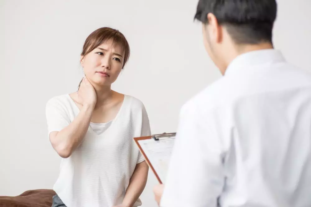 首や肩がつらい女性