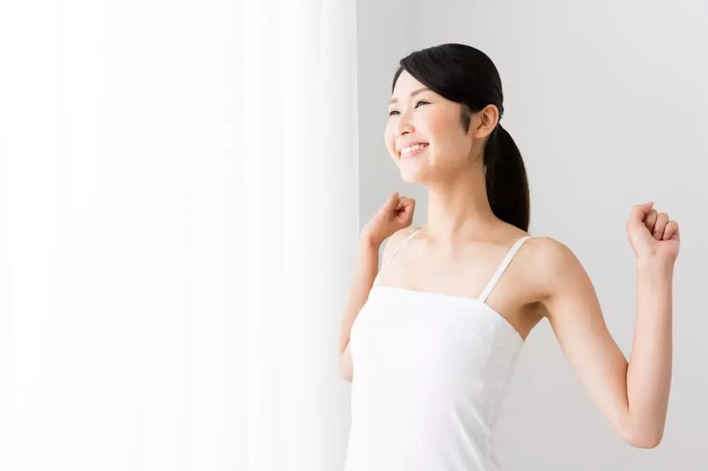 流山で肩甲骨を動かす女性